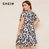 SHEIN talla grande estampado de leopardo Surplice frente volante dobladillo corto vestido de verano