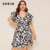 SHEIN talla grande estampado de leopardo Surplice frente volante dobladillo corto vestido de verano